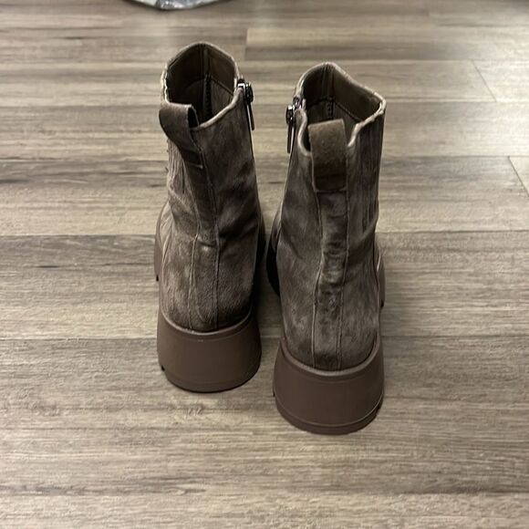 Vince Camuto Gray Chelsea Boots US 8.5 - Picture 3 of 6